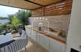 Posedarje - vila s 2 apartmana s bazenom i okućnicom! 430000€, Posedarje, Σπίτι