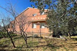 Maslenica - kuća 4 +1 apartmana, velika parcela! Pogled more!! 620000€, Jasenice, Famiglia