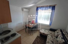 Maslenica - kuća s 4 stana i dvorištem od 514 m2, pogled na more i blizina mora! 315000€, Jasenice, Casa