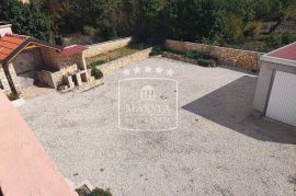 Maslenica - kuća s 4 stana i dvorištem od 514 m2, pogled na more i blizina mora! 315000€, Jasenice, Σπίτι