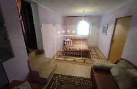 Maslenica - kuća s 4 stana i dvorištem od 514 m2, pogled na more i blizina mora! 315000€, Jasenice, Maison