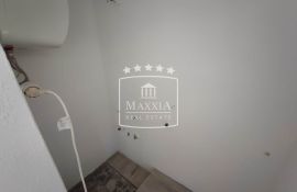 Seline - dvosoban stan s velikom okućnicom, 150m od mora! 165000€, SNIŽENO, Starigrad, Flat