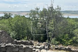 Seline - ruševne kamene kućice 65m2; Velebit i more! 55000€, Starigrad, Famiglia