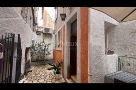 ISTRA, ROVINJ - Poslovni prostor i apartmn u Careri, Rovinj, Commercial property