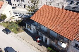 Imotski Lovreć kuća u centru 340 m2 - novo u ponudi, Lovreć, Casa