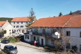 Imotski Lovreć kuća u centru 340 m2 - novo u ponudi, Lovreć, Casa