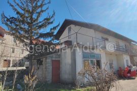 Imotski Lovreć kuća u centru 340 m2 - novo u ponudi, Lovreć, Σπίτι