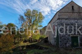 Imotski kamena kuća 165 m2 na parceli od 1248 m2, Imotski, Ev