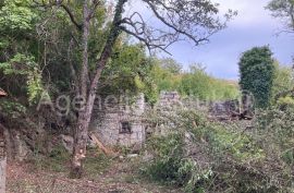 Lika Jezerane kamena kuća 75 m2 + okućnica povoljno, Brinje, Casa