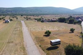 Dicmo najam građevinskog zemljišta 5378 m2 - novo u ponudi, Dicmo, Terreno