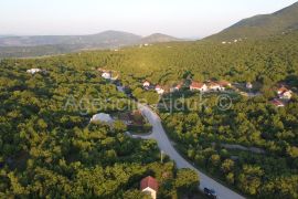 Imotski Runović samostojeća kuća 250 m2 + okućnica 1600 m2, Imotski, Famiglia