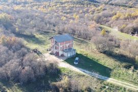 Imotski - Kamenmost kuća 226 m2 na parceli od 831 m2 - povoljno, Imotski, Casa