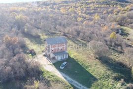 Imotski - Kamenmost kuća 226 m2 na parceli od 831 m2 - povoljno, Imotski, Casa