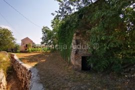 Imotski kamena kuća sa okućnicom Kamenmost, Imotski, Ev