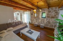 Imotski - vila sa bazenom 190 m2 - top ponuda, Imotski, Famiglia