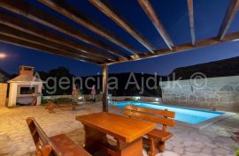 Imotski - vila sa bazenom 190 m2 - top ponuda, Imotski, بيت