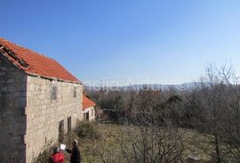 Imotski Lovreć četiri kamene kuće i velika okućnica 13000 m2, Lovreć, Kuća