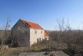 Imotski Lovreć četiri kamene kuće i velika okućnica 13000 m2, Lovreć, Kuća