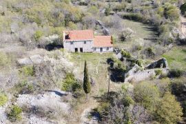 Imotski Lovreć četiri kamene kuće i velika okućnica 13000 m2, Lovreć, Kuća