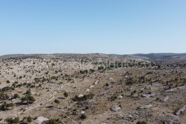 Brač Nerežišća 88252 m2 južna strana prilika - moguća izgradnja, Nerežišća, Tierra