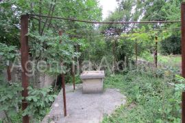 Imotski - kamena kuća 150m2 sa velikim zemljištem 2149 m2, Imotski, House