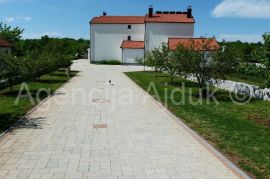 Imotski - Cista Provo vila  sa bazenom 742 m2 - sniženo, Cista Provo, Haus