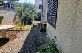 Crikvenica, kuća uz more, idealna prilika za renovaciju u drugom redu, Crikvenica, Casa