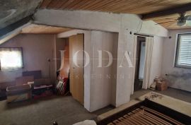 Crikvenica, kuća uz more, idealna prilika za renovaciju u drugom redu, Crikvenica, Ev