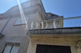 Crikvenica, kuća uz more, idealna prilika za renovaciju u drugom redu, Crikvenica, Casa