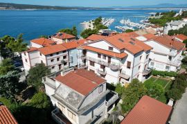 Crikvenica, kuća uz more, idealna prilika za renovaciju u drugom redu, Crikvenica, Kuća