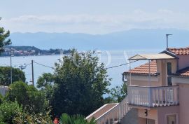 Crikvenica, kuća uz more, idealna prilika za renovaciju u drugom redu, Crikvenica, Ev