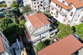 Crikvenica, kuća uz more, idealna prilika za renovaciju u drugom redu, Crikvenica, Дом