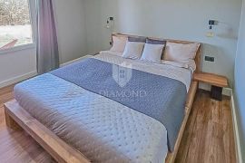 Svetvinčenat - Prizemnica s bazenom i dodatnim apartmanom, Svetvinčenat, Дом