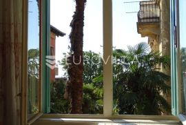 Opatija, centar, dvosobni stan s boravkom, terasom i garažom, 70m2, Opatija, Apartamento