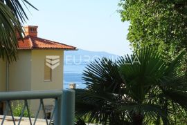 Opatija, centar, dvosobni stan s boravkom, terasom i garažom, 70m2, Opatija, Apartamento