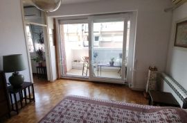 Lep stan kod Voždovačke crkve 60m2, renoviran, Voždovac, Flat