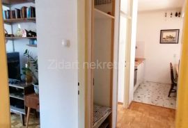 Lep stan kod Voždovačke crkve 60m2, renoviran, Voždovac, Appartement