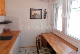 Lep stan kod Voždovačke crkve 60m2, renoviran, Voždovac, Flat