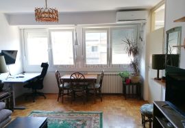 Lep stan kod Voždovačke crkve 60m2, renoviran, Voždovac, Flat