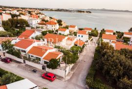 KUĆA S ČETIRI STAMBENE JEDINICE, 90 m OD MORA, SLIJEPA ULICA - PETRČANE, Zadar - Okolica, House