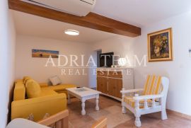 KUĆA S ČETIRI STAMBENE JEDINICE, 90 m OD MORA, SLIJEPA ULICA - PETRČANE, Zadar - Okolica, House