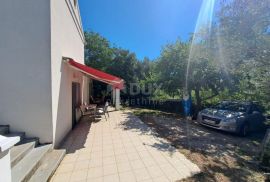 OTOK KRK, POLJE - Kamena kuća s okućnicom od 500 m2, Dobrinj, House