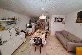 OTOK KRK, POLJE - Kamena kuća s okućnicom od 500 m2, Dobrinj, House