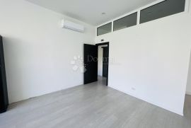 Split, Poljička cesta – POSLOVNI PROSTOR 102m2 ZAKUP, Split, Εμπορικά ακίνητα