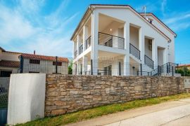 Atraktivna villa sa 2 stana na mirnoj lokaciji - 1,5 km od mora, Ližnjan, House