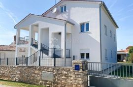 Atraktivna villa sa 2 stana na mirnoj lokaciji - 1,5 km od mora, Ližnjan, Haus