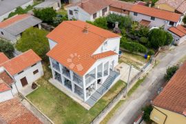 Atraktivna villa sa 2 stana na mirnoj lokaciji - 1,5 km od mora, Ližnjan, Casa