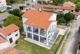 Atraktivna villa sa 2 stana na mirnoj lokaciji - 1,5 km od mora, Ližnjan, House