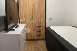 Rijeka centar 2S+DB adaptiran stan blizu fakutelta, Rijeka, Apartamento