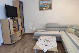 Kuća sa 6 apartmana i uhodanim turističkim najmom, Crikvenica, House